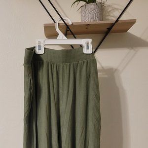 Olive flowy pants XS